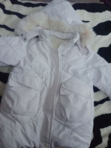 Ağ rəngli qış plaşı/kurtka - Model: kapüşonlu, kapüşon kənarı süni lalafo.az -da Ağ rəngli qış plaşı/kurtka - Model: kapüşonlu, kapüşon kənarı süni