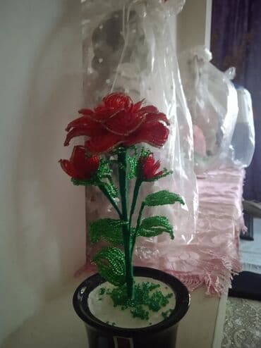 Qızılgül muncuqdan əl işi 12 manat o biri gül 10 manat lalafo.az -da Qızılgül muncuqdan əl işi 12 manat o biri gül 10 manat