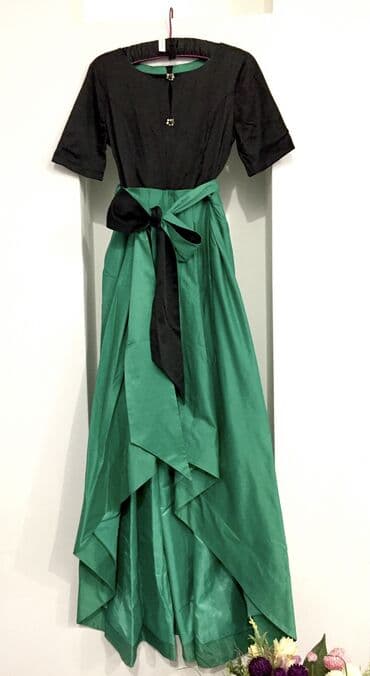 Вечернее платье размер М. Надето 1 раз, в отличном состоянии. Сзади lalafo.az -da Вечернее платье размер М. Надето 1 раз, в отличном состоянии. Сзади