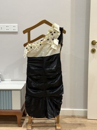 Qara‑ağ zərif ziyafət paltarı - Model: Asimmetrik dizaynlı, dizdən lalafo.az -da Qara‑ağ zərif ziyafət paltarı - Model: Asimmetrik dizaynlı, dizdən