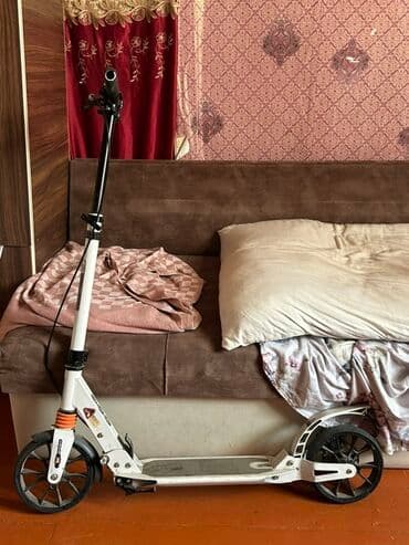 Ağ rəngli, qara detalları olan skuter. Geniş təkərlərə və arxa təkər lalafo.az -da Ağ rəngli, qara detalları olan skuter. Geniş təkərlərə və arxa təkər