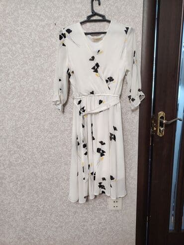 Ağ rəngdə, zərif çiçək naxışlı (qara və sarı detallar) qadın donu. - lalafo.az -da Ağ rəngdə, zərif çiçək naxışlı (qara və sarı detallar) qadın donu. -