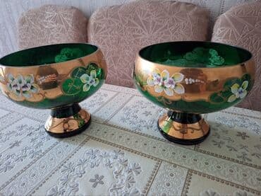 Yaşıl şüşədən hazırlanmış bu qablar qızılı naxışlar və ağ çiçək lalafo.az -da Yaşıl şüşədən hazırlanmış bu qablar qızılı naxışlar və ağ çiçək