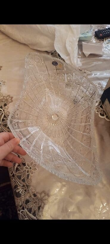 Kəsilmiş naxışlı şüşədən dekorativ meyvə/qəlyanaltı qabı. - Material lalafo.az -da Kəsilmiş naxışlı şüşədən dekorativ meyvə/qəlyanaltı qabı. - Material