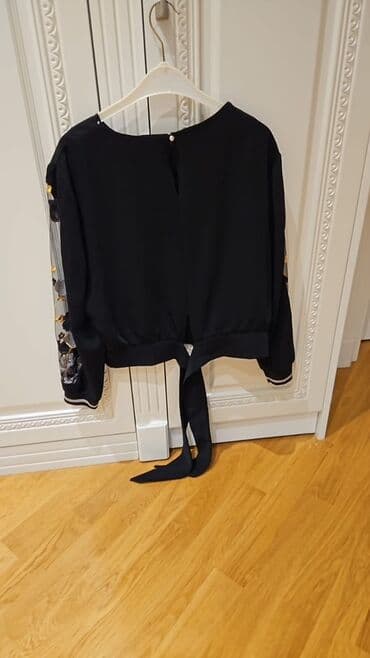 Qadın bluzası – qara rəng - Arxa hissədə nazik düyməli açılış və uzun lalafo.az -da Qadın bluzası – qara rəng - Arxa hissədə nazik düyməli açılış və uzun