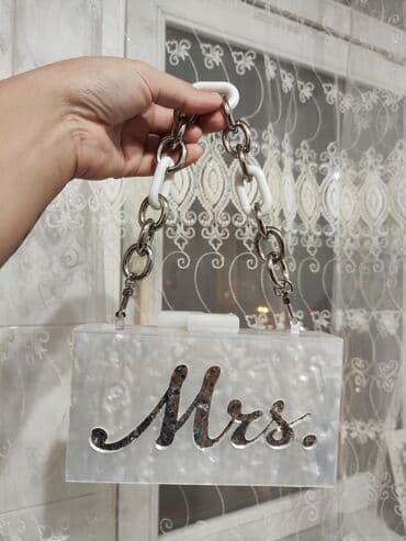 Akril qutulu “Mrs.” yazılı klatç/şamadan çanta - Material: parıltılı lalafo.az -da Akril qutulu “Mrs.” yazılı klatç/şamadan çanta - Material: parıltılı