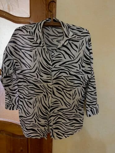 Zolaqlı dizaynı olan bu qadın köynəyi hər növ geyim tərzi üçün lalafo.az -da Zolaqlı dizaynı olan bu qadın köynəyi hər növ geyim tərzi üçün