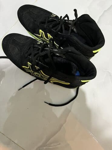 Qara rəngli idman ayaqqabıları - Rəng: qara, neon-sarı detallarla - lalafo.az -da Qara rəngli idman ayaqqabıları - Rəng: qara, neon-sarı detallarla -