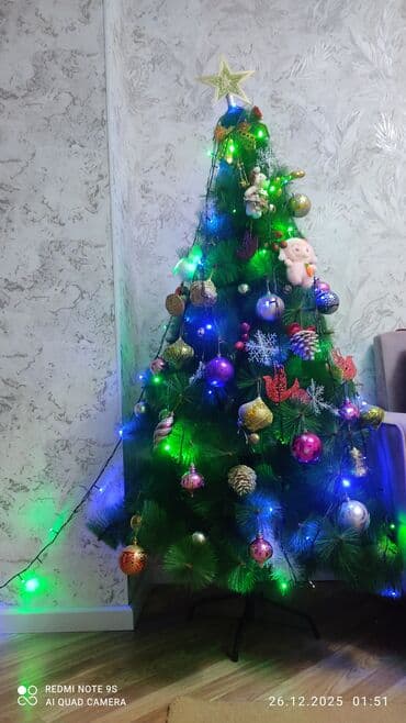 Bəzədilmiş süni Yeni il şam ağacı - Hündürlük təxmini: 1,60 -1,70 lalafo.az -da Bəzədilmiş süni Yeni il şam ağacı - Hündürlük təxmini: 1,60 -1,70