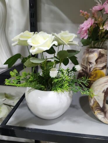 Ağ keramika dibçəkdə dekorativ güllər kompozisiyası - Tərkib: krem-ağ lalafo.az -da Ağ keramika dibçəkdə dekorativ güllər kompozisiyası - Tərkib: krem-ağ