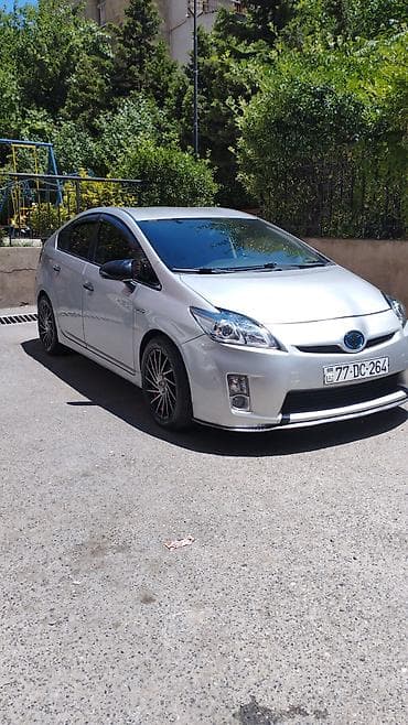 Toyota Prius Hybrid – gümüş rəngli liftbek - Kuzov: 5 qapılı liftbek lalafo.az -da Toyota Prius Hybrid – gümüş rəngli liftbek - Kuzov: 5 qapılı liftbek
