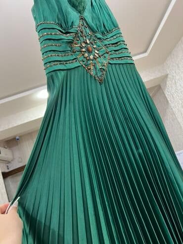 Zümrüd yaşılı rəngdə zərif axşam/gecə geyimi. - Model: Uzun, yerə lalafo.az -da Zümrüd yaşılı rəngdə zərif axşam/gecə geyimi. - Model: Uzun, yerə