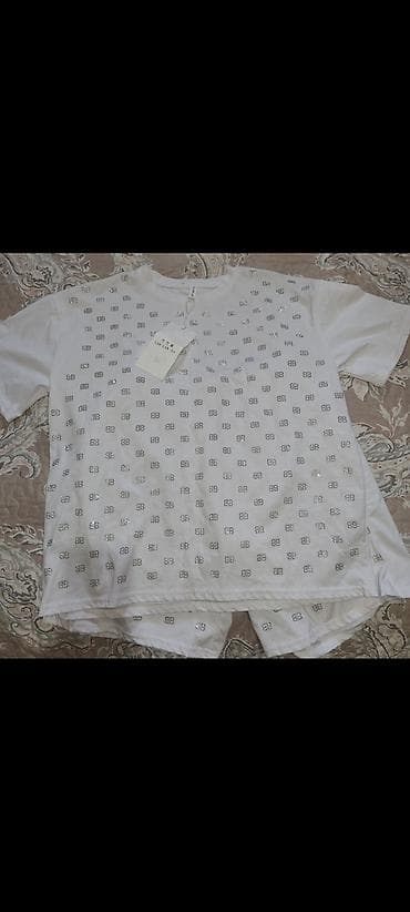 Ağ rəngli iki hissəli ev geyimi dəsti: - T-shirt və şortdan ibarətdir lalafo.az -da Ağ rəngli iki hissəli ev geyimi dəsti: - T-shirt və şortdan ibarətdir