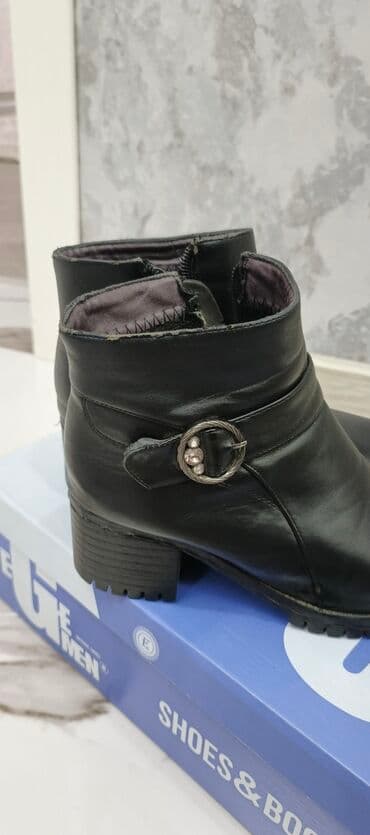 Qara rəngli qadın topuqlu botları. Bu botlar qısa bot stilindədir və lalafo.az -da Qara rəngli qadın topuqlu botları. Bu botlar qısa bot stilindədir və