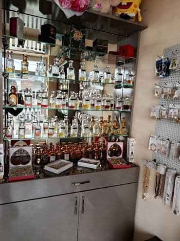 Sifarişlə şərab evi üçün vitrinlər: Şəkildə gösdərilən parfumlar bujiteryalar və xırda aksesuarlar lalafo.az -da — 3 Sifarişlə şərab evi üçün vitrinlər: Şəkildə gösdərilən parfumlar bujiteryalar və xırda aksesuarlar — 3