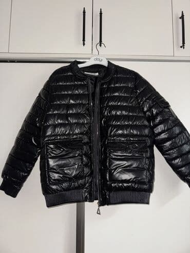 Qara rəngli, parıltılı səthə malik yüngül şişmə jaket. - Model lalafo.az -da Qara rəngli, parıltılı səthə malik yüngül şişmə jaket. - Model