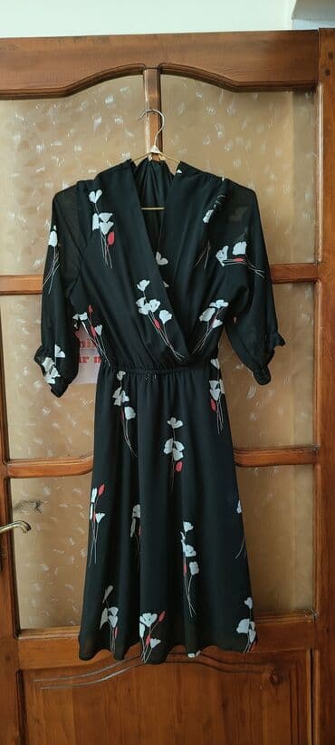 Qadın paltarı – qara rəngli, çiçək naxışlı - Model: qolları büzgülü lalafo.az -da Qadın paltarı – qara rəngli, çiçək naxışlı - Model: qolları büzgülü