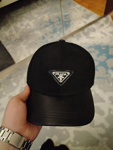 Prada qara beysbol papağı - Rəng: tam qara - Ön hissə: Prada üçbucaq lalafo.az -da Prada qara beysbol papağı - Rəng: tam qara - Ön hissə: Prada üçbucaq