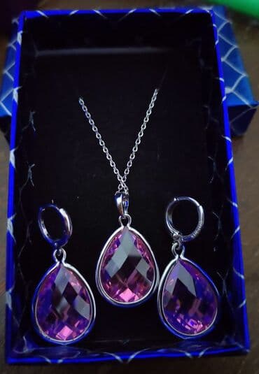 Bənövşəyi kristallı zərgərlik dəsti - Tərkib: 1 ədəd boyunbağı və 1 lalafo.az -da Bənövşəyi kristallı zərgərlik dəsti - Tərkib: 1 ədəd boyunbağı və 1