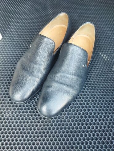Gucci tərəfindən hazırlanmış qara rəngdə dəri loaferlər. Klassik lalafo.az -da Gucci tərəfindən hazırlanmış qara rəngdə dəri loaferlər. Klassik