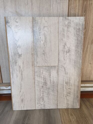 Ağ-qırçın ağac naxışlı laminat döşəmə paneli - Rəng və faktura: açıq lalafo.az -da Ağ-qırçın ağac naxışlı laminat döşəmə paneli - Rəng və faktura: açıq