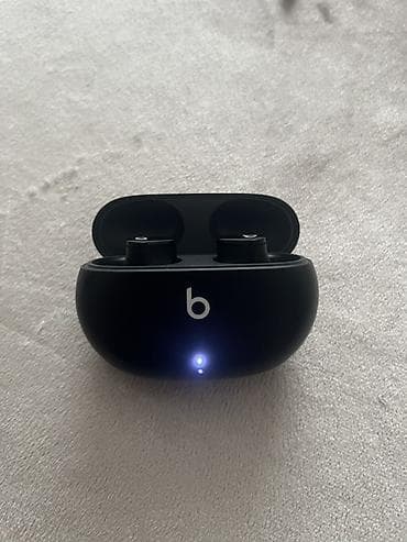 Beats simsiz qulaqlıq, qara rəngdə, kompakt şarj qutusu ilə birlikdə lalafo.az -da Beats simsiz qulaqlıq, qara rəngdə, kompakt şarj qutusu ilə birlikdə