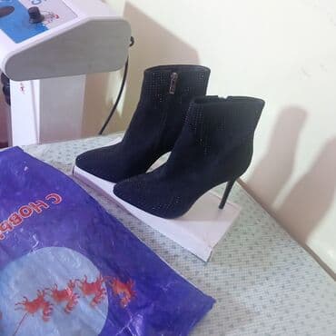 Qadın üçün zərif qara botlar - Material: süet görünüşlü parça - Rəng lalafo.az -da Qadın üçün zərif qara botlar - Material: süet görünüşlü parça - Rəng