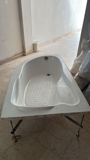 Akril vanna – künc tipli, asimmetrik forma - Material: akril, hamar lalafo.az -da Akril vanna – künc tipli, asimmetrik forma - Material: akril, hamar