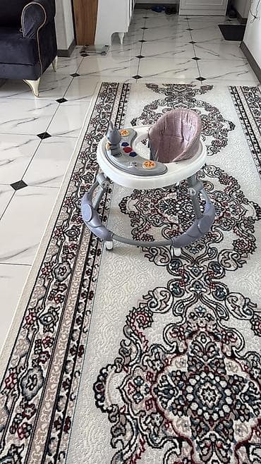 Uşaq gəzdirəni (walker) - Rəng: boz-ağ konstruksiya, toz pembe lalafo.az -da Uşaq gəzdirəni (walker) - Rəng: boz-ağ konstruksiya, toz pembe