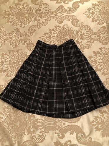 Dama-dama naxışlı, büzməli yubka. Yubka qara rəngdədir və ağ, boz lalafo.az -da Dama-dama naxışlı, büzməli yubka. Yubka qara rəngdədir və ağ, boz