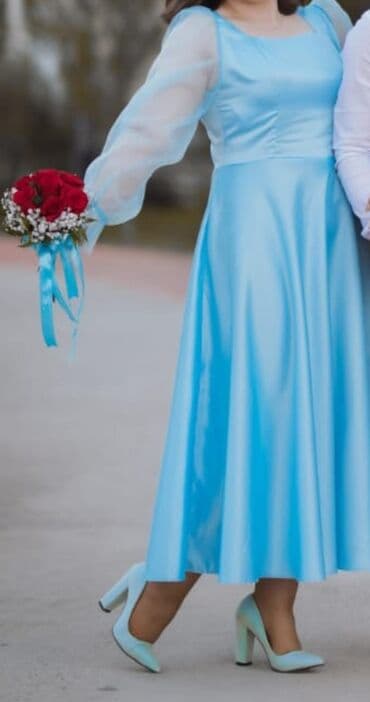 Səma mavisi rəngdə, zərif atlas parçalardan hazırlanmış midi uzunluqlu lalafo.az -da Səma mavisi rəngdə, zərif atlas parçalardan hazırlanmış midi uzunluqlu