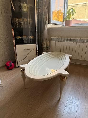 Ağ rəngli salon/jurnal masası - Formalı: oval - Üst səth: şüşə tabla at lalafo.az Ağ rəngli salon/jurnal masası - Formalı: oval - Üst səth: şüşə tabla