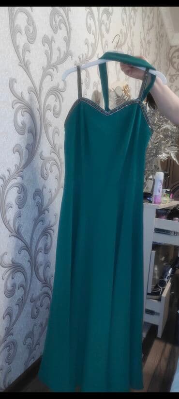 40 razmer Zümrüd-yaşıl rəngdə, uzun ziyafət/libas. Üst hissəsi V lalafo.az -da 40 razmer Zümrüd-yaşıl rəngdə, uzun ziyafət/libas. Üst hissəsi V