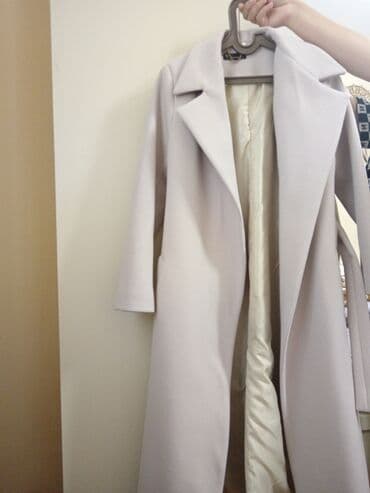 Zərif, açıq bej rəngli qadın palto - Uzun, klassik kəsim - Geniş lalafo.az -da Zərif, açıq bej rəngli qadın palto - Uzun, klassik kəsim - Geniş