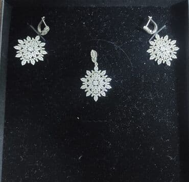 Dəstə daxildir: Kulon, Sırğa, Gümüş, 925 Əyar lalafo.az -da Dəstə daxildir: Kulon, Sırğa, Gümüş, 925 Əyar