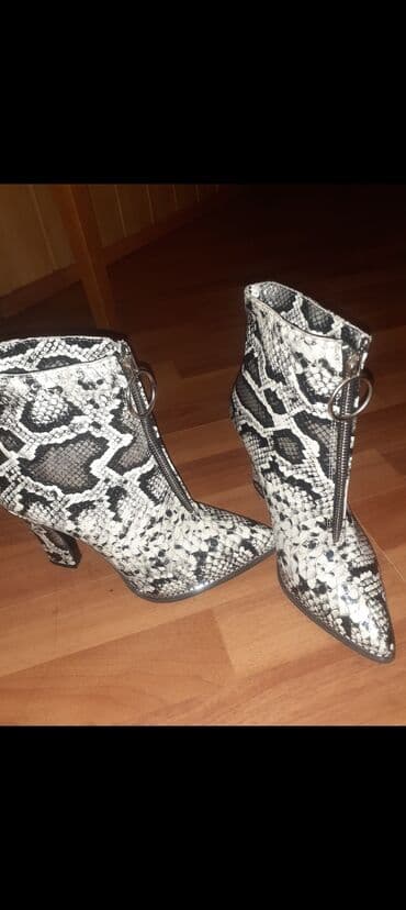 Qadın üçün qısa çəkmə – ilan dərisi naxışlı - Rəng və naxış: qara-ağ lalafo.az -da Qadın üçün qısa çəkmə – ilan dərisi naxışlı - Rəng və naxış: qara-ağ