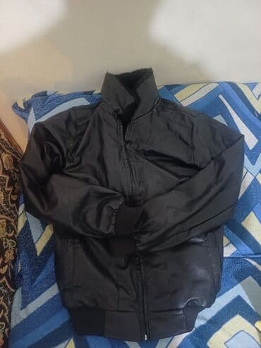 Qara rəngli kişi gödəkçəsi - Material: parıltılı süni dəri görünüşlü lalafo.az -da Qara rəngli kişi gödəkçəsi - Material: parıltılı süni dəri görünüşlü