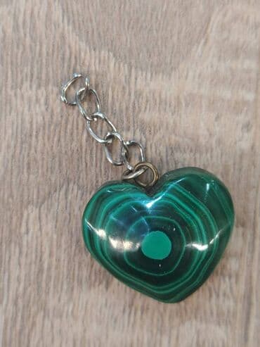 Зеленое сердце из натурального малахита 💚 Продаю изысканную подвеску в lalafo.az -da Зеленое сердце из натурального малахита 💚 Продаю изысканную подвеску в