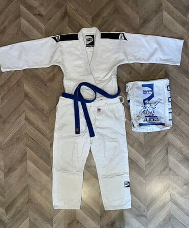 Green Hill brendinə məxsus ağ rəngli judo geyimi. Komplektə göy rəngli lalafo.az -da Green Hill brendinə məxsus ağ rəngli judo geyimi. Komplektə göy rəngli