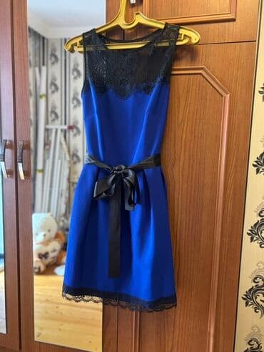 Zərif krujeva detalları və kontrast rəngləri ilə göz oxşayan qadın lalafo.az -da Zərif krujeva detalları və kontrast rəngləri ilə göz oxşayan qadın