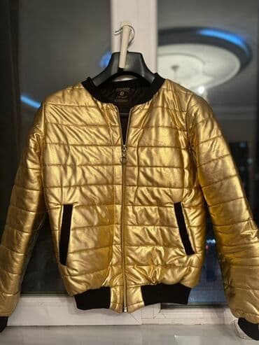 Qızılı rəngli, yastı tikişli bomber üslubunda qısa gödəkçə. (2defe lalafo.az -da Qızılı rəngli, yastı tikişli bomber üslubunda qısa gödəkçə. (2defe