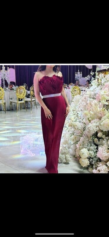 Zərif axşam geyimi – bordo rəngdə, uzun və bədənə oturan siluet. - lalafo.az -da Zərif axşam geyimi – bordo rəngdə, uzun və bədənə oturan siluet. -