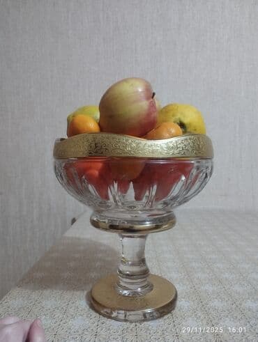 Şüşə meyvəqabı – ayaqlı, dekorativ qızılı detallar ilə - Material lalafo.az -da — 1 Şüşə meyvəqabı – ayaqlı, dekorativ qızılı detallar ilə - Material — 1