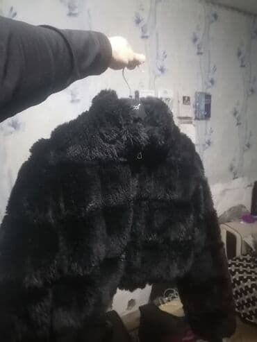 Qısa gödəkçə – qara rəng - Material: yumşaq, sıx toxumalı süni kürk; lalafo.az -da Qısa gödəkçə – qara rəng - Material: yumşaq, sıx toxumalı süni kürk;