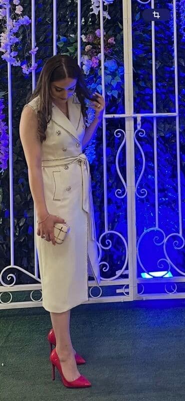 Qolsuz ag rəngli dizaltı paltar - Stil: klassik, jilet tipli dizayn lalafo.az -da Qolsuz ag rəngli dizaltı paltar - Stil: klassik, jilet tipli dizayn