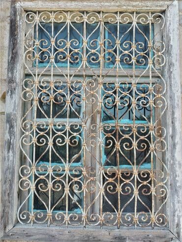 Dəmir barmaqlıqla işlənmiş pəncərə çərçivəsi - Material: döymə dəmir lalafo.az -da Dəmir barmaqlıqla işlənmiş pəncərə çərçivəsi - Material: döymə dəmir