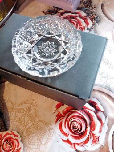 Kristal materialdan hazırlanmış, dəbli kəsmə naxışları ilə bəzədilmiş lalafo.az -da Kristal materialdan hazırlanmış, dəbli kəsmə naxışları ilə bəzədilmiş