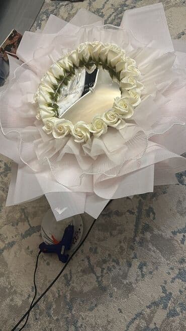 Güzəl dizaynlı güllərdən hazırlanmış unikal “aynalı” buket. - Tərkib lalafo.az -da Güzəl dizaynlı güllərdən hazırlanmış unikal “aynalı” buket. - Tərkib