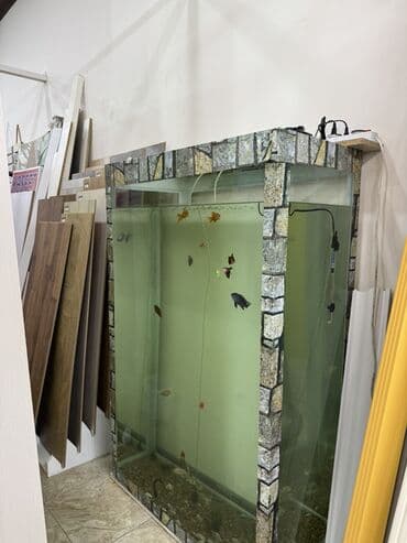 Böyük şüşə akvarium – dekorativ daş naxışlı çərçivə ilə - Şaquli lalafo.az -da Böyük şüşə akvarium – dekorativ daş naxışlı çərçivə ilə - Şaquli