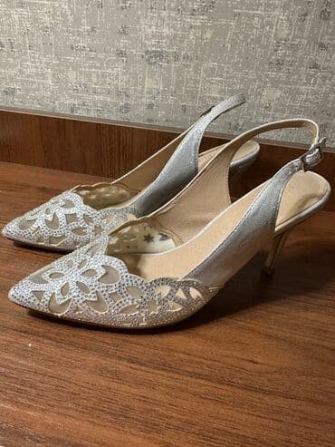 Tuflilər, Ölçü: 40, rəng - Gümüşü, İşlənmiş lalafo.az -da Tuflilər, Ölçü: 40, rəng - Gümüşü, İşlənmiş